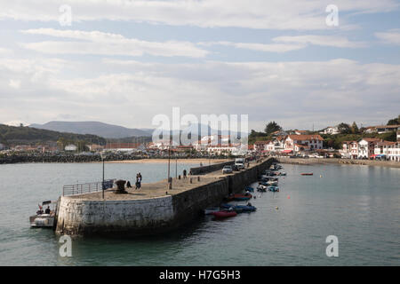 Port de Socoa, regard vers l'Penas de Haya mountain Banque D'Images