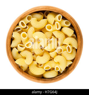 Chifferi pâtes dans bol en bois. Tubes cintrés, courte et large macaroni. Les nouilles préparées avec les oeufs italien. Banque D'Images