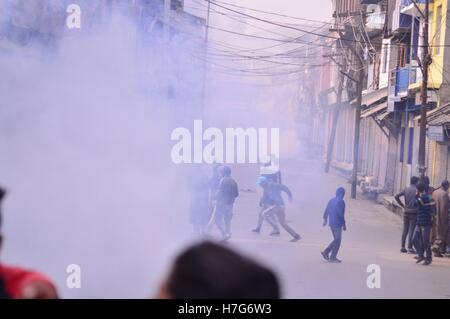 Sopore, Inde. 08Th Nov, 2016. Des dizaines de jeunes aujourd'hui ont organisé des manifestations anti-violence Inde du nord dans la ville de Sopore au cachemire vendredi après-prières de la congrégation. Dès que la prière du vendredi a culminé à Jamia Masjid en Amérique du cachemire's sopore ville. Les protestataires, criaient des slogans en faveur de l'Islam, Azadi et civils, mais un important contingent de policiers et les CRPF arrêté par le recours à des gaz lacrymogènes des bombardements. L'action des forces de la colère des jeunes et ils ont lancé des pierres sur les forces d'affrontements. Credit : Eeshan/pairs Pacific Press/Alamy Live News Banque D'Images