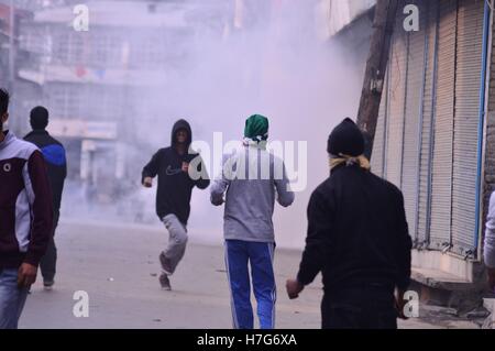 Sopore, Inde. 08Th Nov, 2016. Des dizaines de jeunes aujourd'hui ont organisé des manifestations anti-violence Inde du nord dans la ville de Sopore au cachemire vendredi après-prières de la congrégation. Dès que la prière du vendredi a culminé à Jamia Masjid en Amérique du cachemire's sopore ville. Les protestataires, criaient des slogans en faveur de l'Islam, Azadi et civils, mais un important contingent de policiers et les CRPF arrêté par le recours à des gaz lacrymogènes des bombardements. L'action des forces de la colère des jeunes et ils ont lancé des pierres sur les forces d'affrontements. Credit : Eeshan/pairs Pacific Press/Alamy Live News Banque D'Images