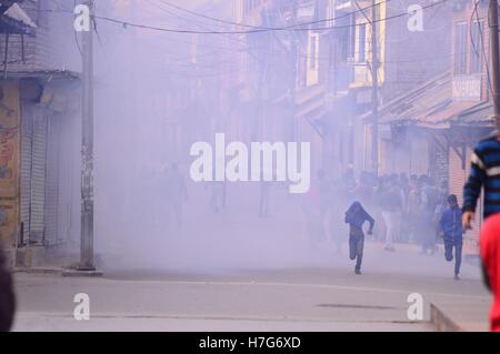 Sopore, Inde. 08Th Nov, 2016. Des dizaines de jeunes aujourd'hui ont organisé des manifestations anti-violence Inde du nord dans la ville de Sopore au cachemire vendredi après-prières de la congrégation. Dès que la prière du vendredi a culminé à Jamia Masjid en Amérique du cachemire's sopore ville. Les protestataires, criaient des slogans en faveur de l'Islam, Azadi et civils, mais un important contingent de policiers et les CRPF arrêté par le recours à des gaz lacrymogènes des bombardements. L'action des forces de la colère des jeunes et ils ont lancé des pierres sur les forces d'affrontements. Credit : Eeshan/pairs Pacific Press/Alamy Live News Banque D'Images