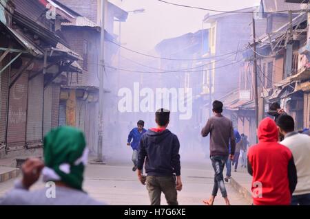 Sopore, Inde. 08Th Nov, 2016. Des dizaines de jeunes aujourd'hui ont organisé des manifestations anti-violence Inde du nord dans la ville de Sopore au cachemire vendredi après-prières de la congrégation. Dès que la prière du vendredi a culminé à Jamia Masjid en Amérique du cachemire's sopore ville. Les protestataires, criaient des slogans en faveur de l'Islam, Azadi et civils, mais un important contingent de policiers et les CRPF arrêté par le recours à des gaz lacrymogènes des bombardements. L'action des forces de la colère des jeunes et ils ont lancé des pierres sur les forces d'affrontements. Credit : Eeshan/pairs Pacific Press/Alamy Live News Banque D'Images