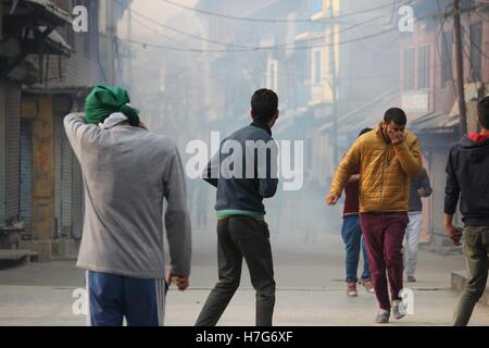 Sopore, Inde. 08Th Nov, 2016. Les jeunes en cours d'exécution pour couvrir après que la police a tiré des gaz lacrymogènes à leur égard lors de crédit : Eeshan protestation pacifique par les pairs/press/Alamy Live News Banque D'Images