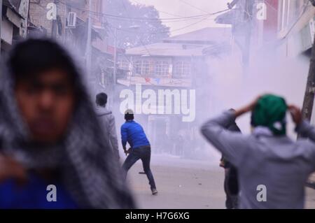 Sopore, Inde. 08Th Nov, 2016. Des dizaines de jeunes aujourd'hui ont organisé des manifestations anti-violence Inde du nord dans la ville de Sopore au cachemire vendredi après-prières de la congrégation. Dès que la prière du vendredi a culminé à Jamia Masjid en Amérique du cachemire's sopore ville. Les protestataires, criaient des slogans en faveur de l'Islam, Azadi et civils, mais un important contingent de policiers et les CRPF arrêté par le recours à des gaz lacrymogènes des bombardements. L'action des forces de la colère des jeunes et ils ont lancé des pierres sur les forces d'affrontements. Credit : Eeshan/pairs Pacific Press/Alamy Live News Banque D'Images