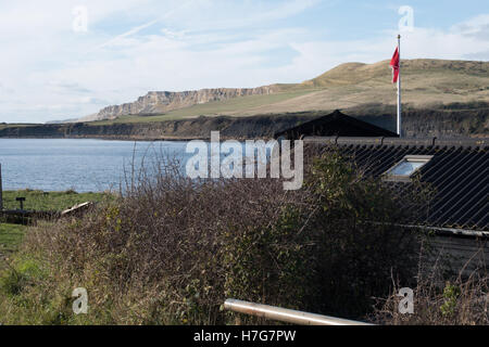 Tir rouge, d'un indicateur d'alerte, la baie de Kimmeridge Dorset. Banque D'Images