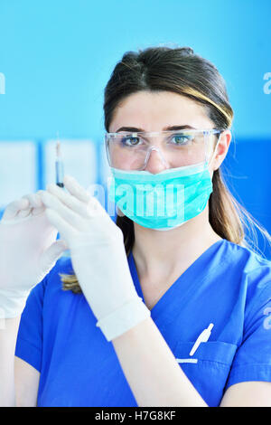 Le chirurgien dentiste dans mask holding seringue pour l'injection de l'anesthésie. Banque D'Images