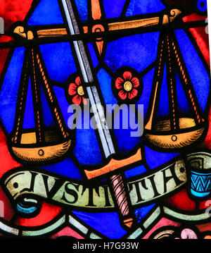 Vitrail représentant la justice, symbolisée par l'épée et de l'équilibre, dans la Cathédrale de Saint Rumbold à Malines, Belgi Banque D'Images