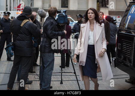 DATE DE SORTIE : Mai 13, 2016 TITRE : l'argent Monster STUDIO : TriStar Pictures Réalisateur : Jodie Foster PLOT : animatrice Lee Gates et son producteur Patty sont mis dans une situation extrême lorsqu'un investisseur en colère prend plus de leur studio photo : Caitriona Balfe comme Diane Lester (Credit : c TriStar Pictures/images/) Banque D'Images