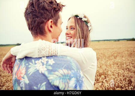 Happy smiling young couple outdoors hippie Banque D'Images