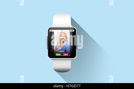 Close up of smart watch avec appel entrant Banque D'Images
