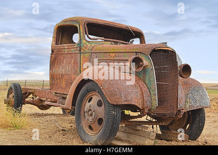 Vieux camion Chevrolet à rouiller Ranch Rush, à Fairfield, Californie, du point de vue de l'avant, sur un jour nuageux Banque D'Images