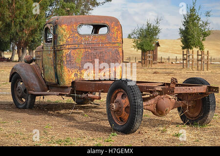 Vieux camion Chevrolet à rouiller Ranch Rush, à Fairfield, Californie, vu de derrière, sur un jour nuageux Banque D'Images