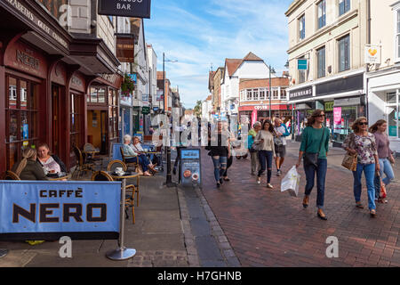 Shoppers sur High Street, dans le Canterbury Kent England Royaume-Uni UK Banque D'Images