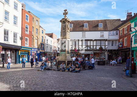 Les touristes sur l'Angleterre Kent à Canterbury Buttermarket Royaume-uni UK Banque D'Images