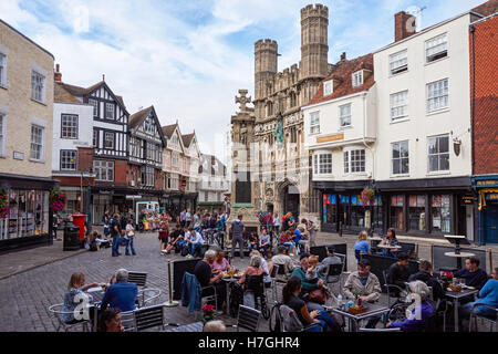 Les touristes sur l'Angleterre Kent à Canterbury Buttermarket Royaume-uni UK Banque D'Images