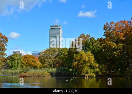 Le Fenway Park d'Olmsted, Muddy River, et des jardins de la victoire de Boston's Emerald Necklace and Back Bay. Banque D'Images