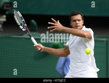 Jo-Wilfried Tsonga (FRA) en action à Wimbledon 2016 Banque D'Images