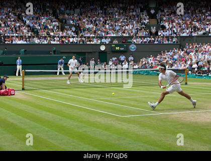 Roger Federer (SUI) contre Milos Raonic (CAN) , action à Wimbledon 2016 Banque D'Images