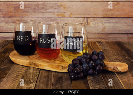 Three color wine flight in label glasses Banque D'Images