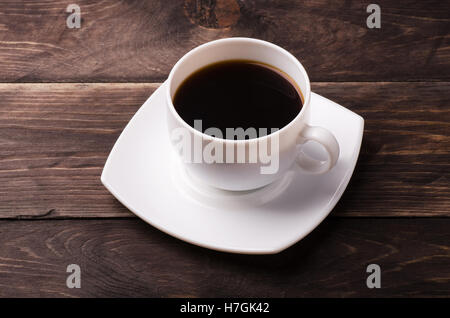 Tasse de café blanc avec sur une table en bois Banque D'Images