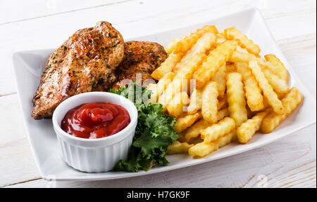 Poulet grillé Steak, frites et salade Banque D'Images