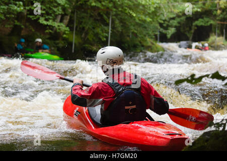 Les kayakistes de l'eau blanche à l'échelle nationale White Water Centre sur la rivière Tryweryn Frongoch North Wales Banque D'Images