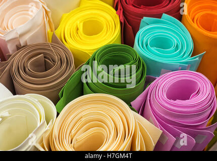 Rouleaux de papier de couleur - vert, brun, bleu, rose, orange, rouge, blanc. Soft focus Banque D'Images