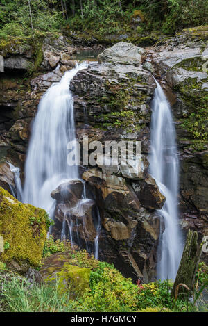 Le naseux de chutes, une belle cascade dans le Mt Baker sauvagerie. Washington, USA. Banque D'Images