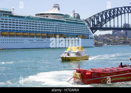 Explorer of the Seas bateau de croisière dans le port de Sydney à Circular Quay avec happy shopper taxi boat ,l'Australie Banque D'Images