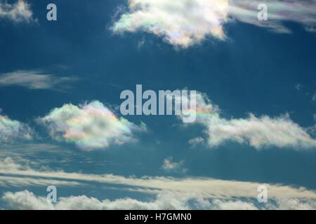 Arc-en-ciel iridescent nuages dans un ciel bleu dans le comté d'Osceola, Michigan Banque D'Images