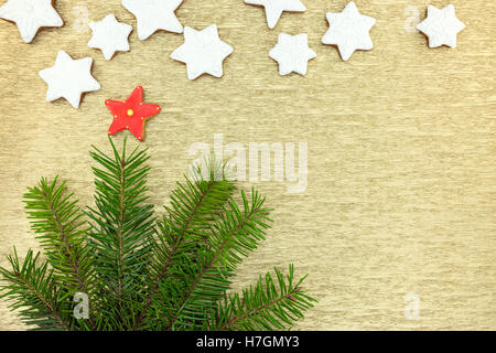 Pains en forme d'étoile avec des branches de sapin sur fond doré, vue d'en haut Banque D'Images