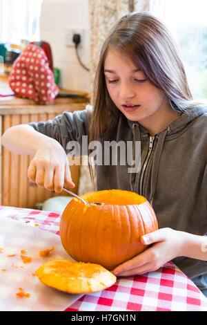 Jeune fille sculpter une citrouille à l'Halloween modèle libération : Oui. Biens : Non. Banque D'Images