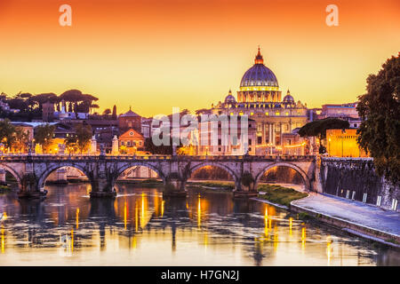 Basilique San Pietro et le pont St Ange au coucher du soleil. Rome, Italie Banque D'Images