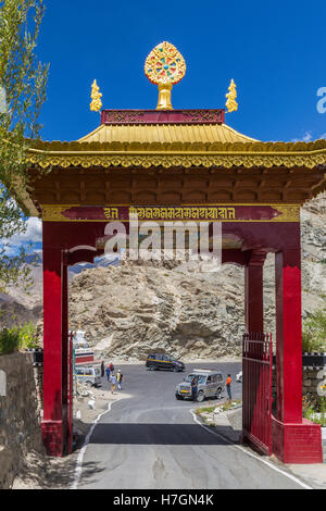 Entrée au monastère de Tikse Gompa, l'largets en Europe centrale le Ladakh et noté pour ressembler à du Palais du Potala à Lhassa Banque D'Images