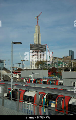 La construction de nouveaux immeubles de bureaux et résidentiels à Stratford en regard de la Queen Elizabeth Olympic Park à Londres, au Royaume-Uni. Banque D'Images