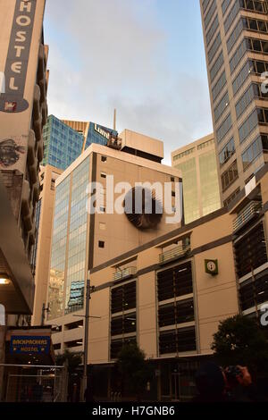 Les bâtiments commerciaux d'un certain flair artistique sur la rue Fort dans le centre-ville d'Auckland. Banque D'Images