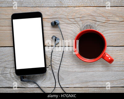 Smartphone avec écouteurs et tasse à café sur table en bois Vue de dessus Banque D'Images