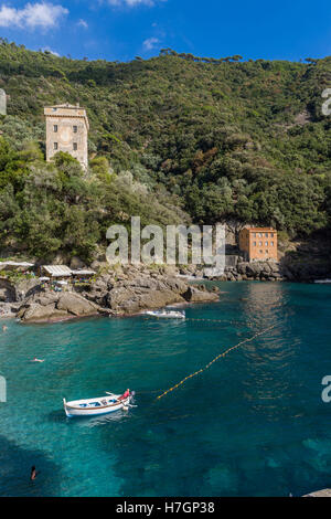 Vue sur le petit village de San Fruttuoso di Camogli dans le parc naturel de Portofino, en Italie Banque D'Images