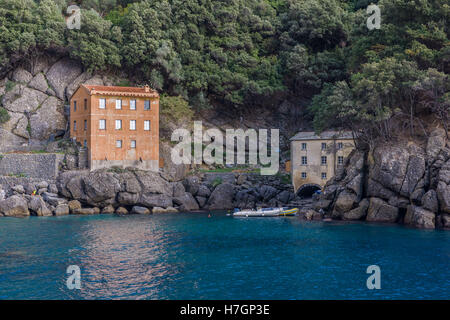 Vue sur le petit village de San Fruttuoso di Camogli dans le parc naturel de Portofino, en Italie Banque D'Images