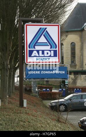 Logo Aldi affiche à l'extérieur de l'un de ses supermarchés sur Broekhem dans le marché ville de Valkenburg Hollande du Sud Limbourg Pays-Bas NL 2016 Banque D'Images