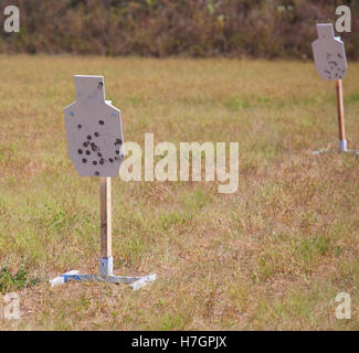 Deux cibles en acier sur un champ qui sont utilisés pour la pratique des armes à feu Banque D'Images