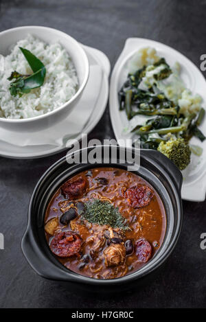 La feijoada de poulet épicé au chorizo portugais traditionnel ragoût de haricots rustique repas Banque D'Images
