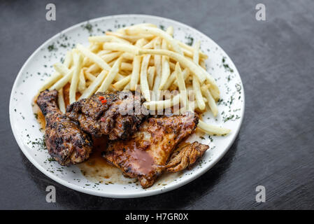 Piri Piri portugais célèbre poulet épicé avec frites meal Banque D'Images