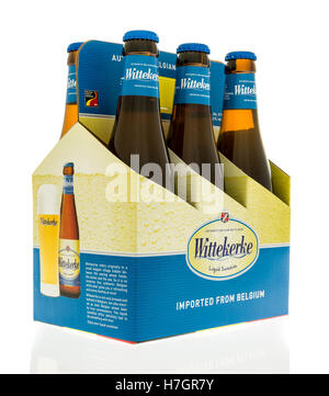 Winneconne, WI - 3 novembre 2016 : Six pack de bière Wittekerke sur un fond isolé. Banque D'Images
