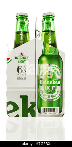 Winneconne, WI - 3 novembre 2016 : six-pack de Heineken bière légère sur un fond isolé. Banque D'Images