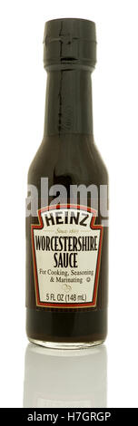 Winneconne, WI - 3 novembre 2016 : bouteille de sauce Worcestershire Heinz isolé sur un arrière-plan. Banque D'Images