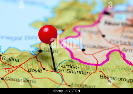 Carrick-on-Shannon épinglée sur une carte de l'Irlande Banque D'Images