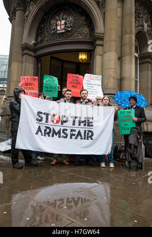 Londres, Royaume-Uni. 4 novembre 2016. Les supporters affluent à l'extérieur de la ville de Londres Cour des magistrats de faire preuve de solidarité avec le militant bahreïni Isa al-Aali (photo 3ème à gauche), avant son audience au tribunal aujourd'hui. En juillet 2016, l'Isa a été arrêté lors de manifestations contre le Farnborough International foire aux armements's gala au Musée des sciences comme il a fait campagne pour tenir le gouvernement britannique à compte sur les ventes d'armes. Crédit : Stephen Chung / Alamy Live News Banque D'Images