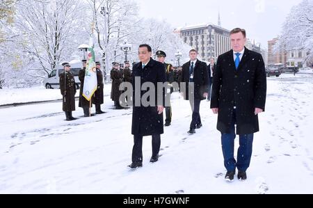 Riga, Lettonie. 4ème Nov, 2016. Premier ministre letton Maris Kucinskis est titulaire d'une cérémonie d'accueil pour le premier ministre chinois Li Keqiang avant leurs entretiens à Riga, Lettonie, 4 novembre 2016. © Zhang Duo/Xinhua/Alamy Live News Banque D'Images