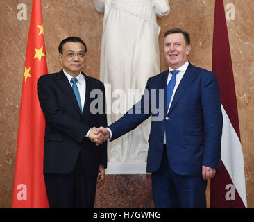 Riga, Lettonie. 4ème Nov, 2016. Le Premier ministre chinois Li Keqiang (L) s'entretient avec son homologue letton Maris Kucinskis à Riga, Lettonie, 4 novembre 2016. © Rao Aimin/Xinhua/Alamy Live News Banque D'Images